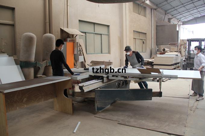 碧(bi)江(jiang)產(chan)品(pin)生產(chan)車(che)間(jian)實拍(pai) 探訪碧江生產(chan)實力(li)，感(gan)受(shou)木(mu)材加工(gong)的(de)精(jing)湛工(gong)藝(yi)