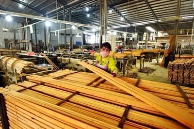 江(jiang)西(xi)資(zi)溪(xi) “竹”夢(meng)新(xin)生(sheng)活，木材加(jia)工繪新(xin)篇