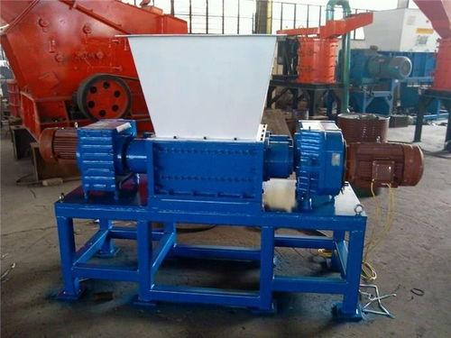 江西南昌雙(shuang)軸撕碎機(ji)在廢舊(jiu)生(sheng)活用品(pin)與(yu)木材加(jia)工中(zhong)的應用及廠家報價解(jie)析